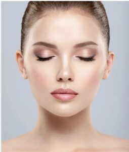 Счастливое лицо женщины после массажа, сияющая кожа, расслабленная улыбка