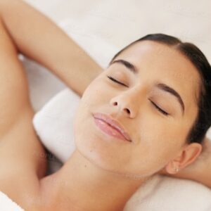 Счастливое лицо женщины после массажа, сияющая кожа, расслабленная улыбка