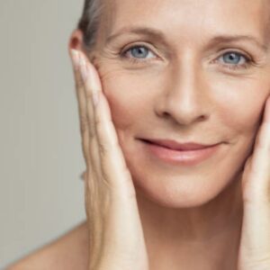 Счастливое лицо женщины после массажа, сияющая кожа, расслабленная улыбка