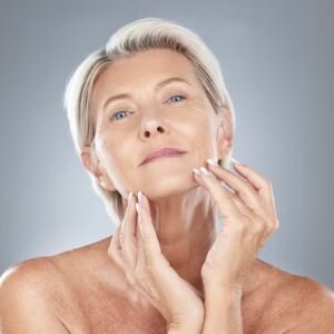 Счастливое лицо женщины после массажа, сияющая кожа, расслабленная улыбка