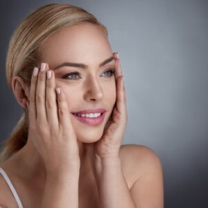 Счастливое лицо женщины после массажа, сияющая кожа, расслабленная улыбка