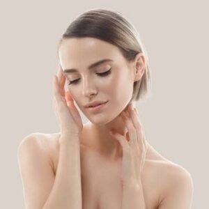 Счастливое лицо женщины после массажа, сияющая кожа, расслабленная улыбка