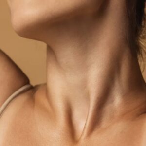 Счастливое лицо женщины после массажа, сияющая кожа, расслабленная улыбка